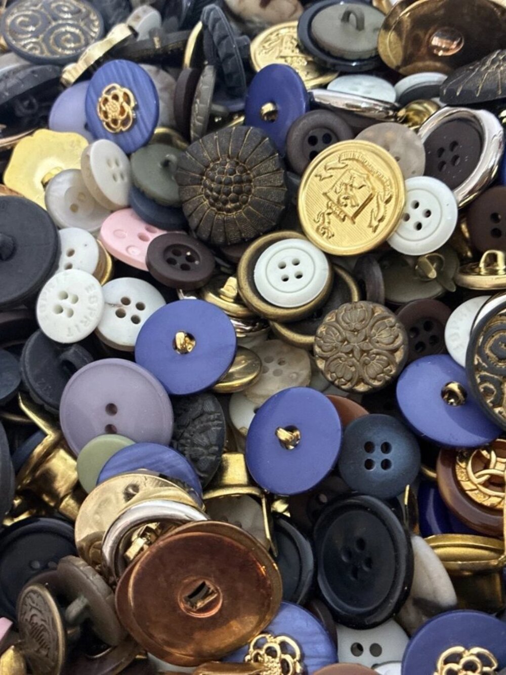 9.5 lbs of Mixed Buttons - for Therapy, Fun and Crafts - Picture 15 of 16
